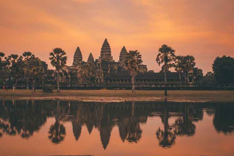 Şafak vakti Angkor Wat tapınağının büyüleyici silueti